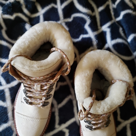 NIB Frye Samantha Hiker in Ivory Nubuck Leather - Picture 2 of 13